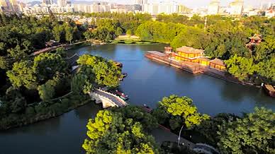 4K航拍南京秦淮风光带白鹭洲公园景区视频的预览图